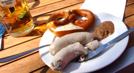 Auténtica comida alemana servida con una buena cerveza en un Biergarten - Stuttgart